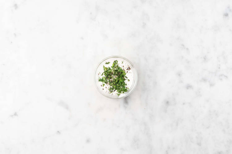 Préparer le yaourt aux fines herbes