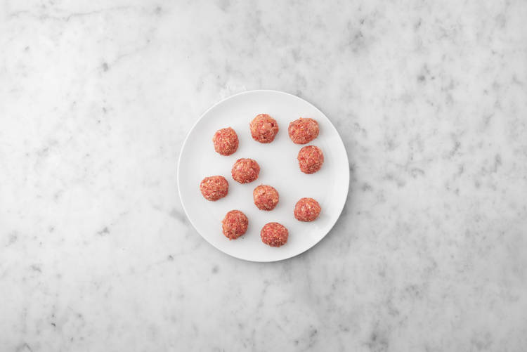 Prepara y cocina las albóndigas