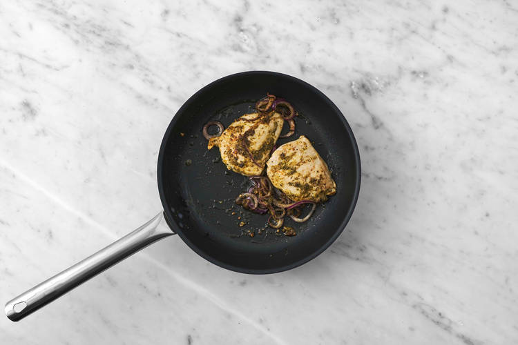 Griller le poulet et les oignons