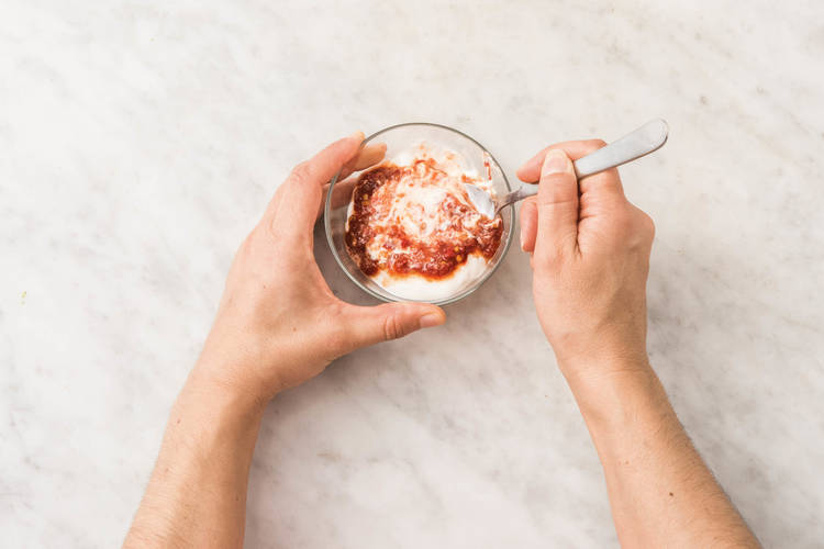 Sriracha-Dip anrühren