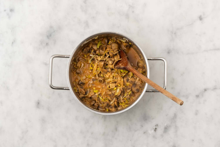 Pilz-Gulasch fertigstellen