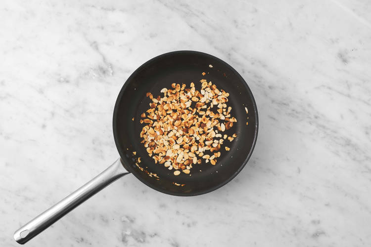 Préparer les croûtons et griller les amandes