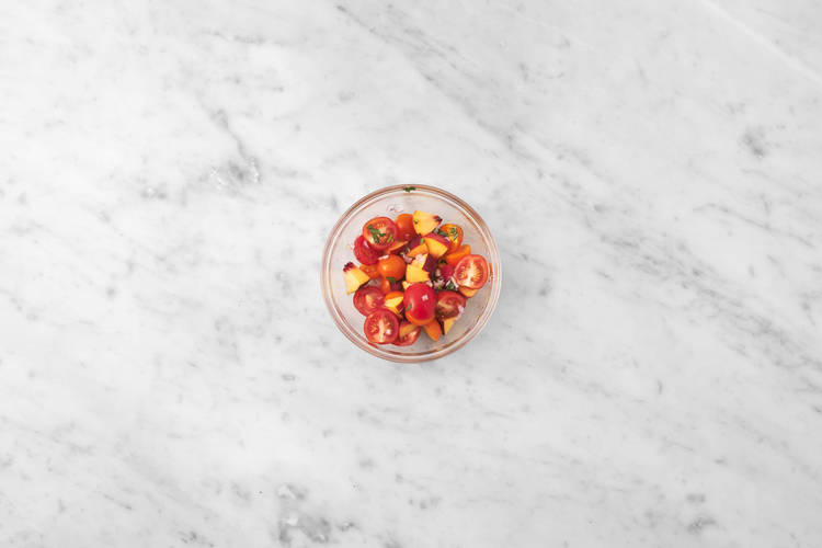 Préparer et mélanger la salsa