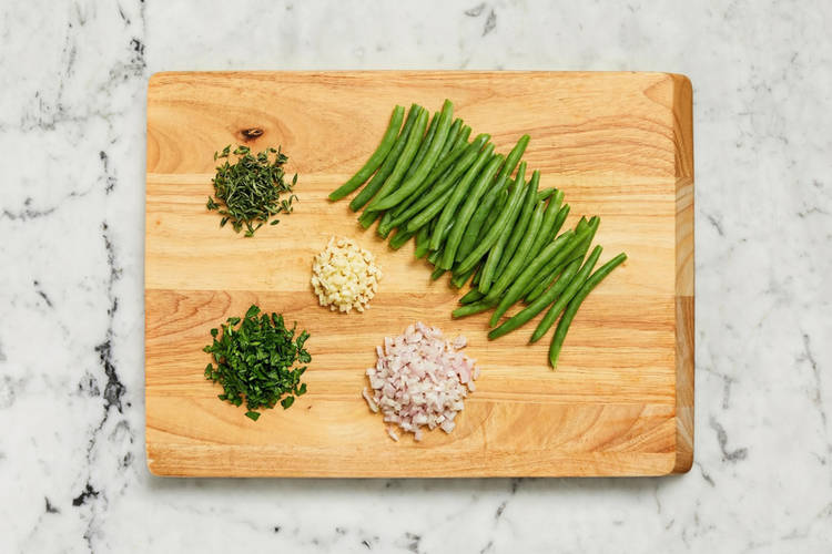 Rôtir les pommes de terre et préparer les autres ingrédients