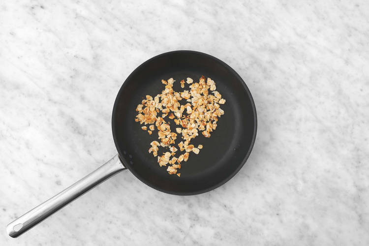 Cuire les haricots et griller les amandes