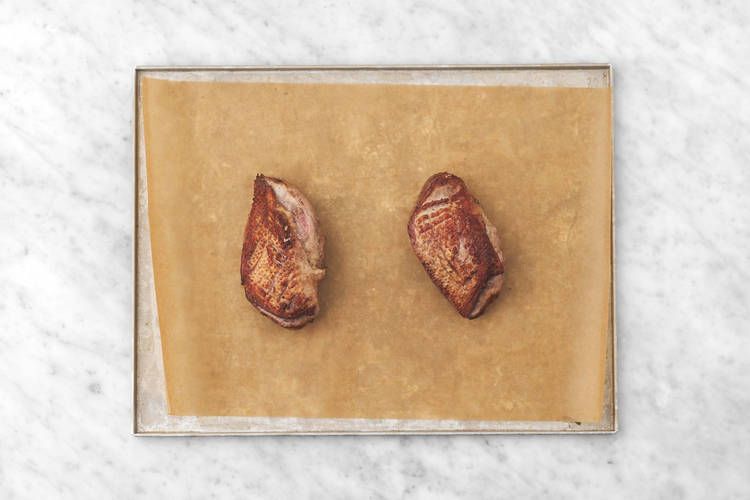 Rôtir le canard et terminer les pommes de terre