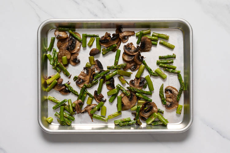 Rôtir les champignons et les asperges