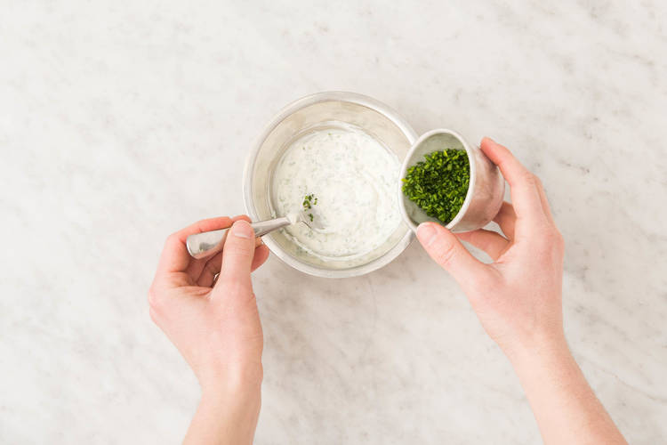 4 PRÉPARER LA SAUCE À LA CIBOULETTE