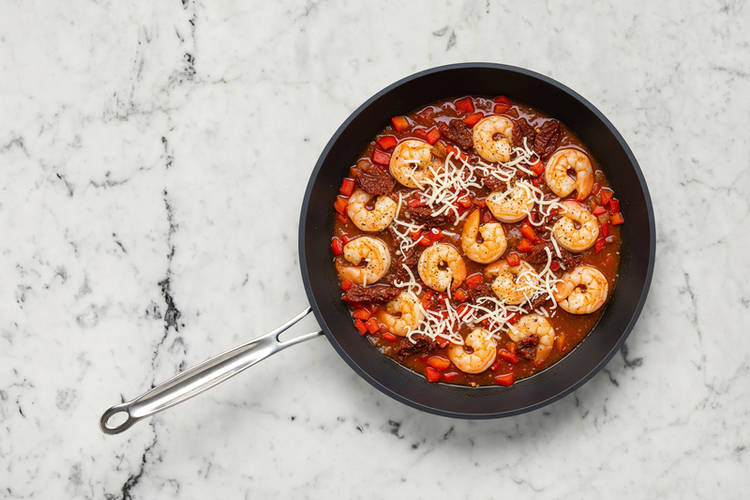 Préparer la sauce et cuire les crevettes