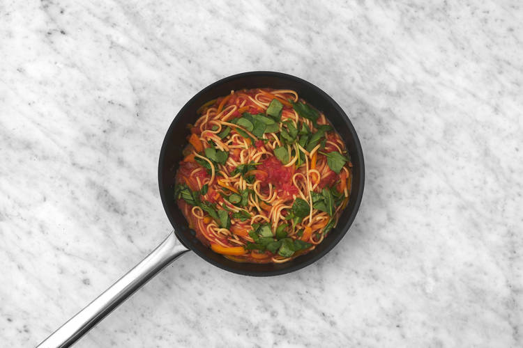 Préparer la sauce et cuire les linguines