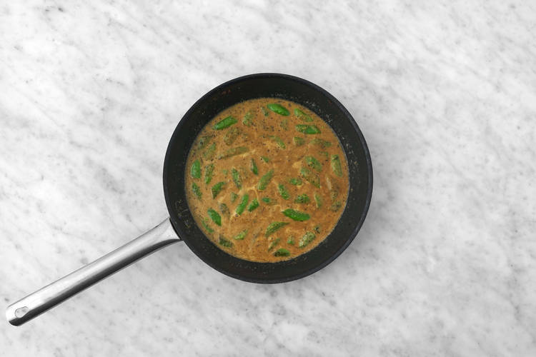 Cuire les pois sucrés et la sauce