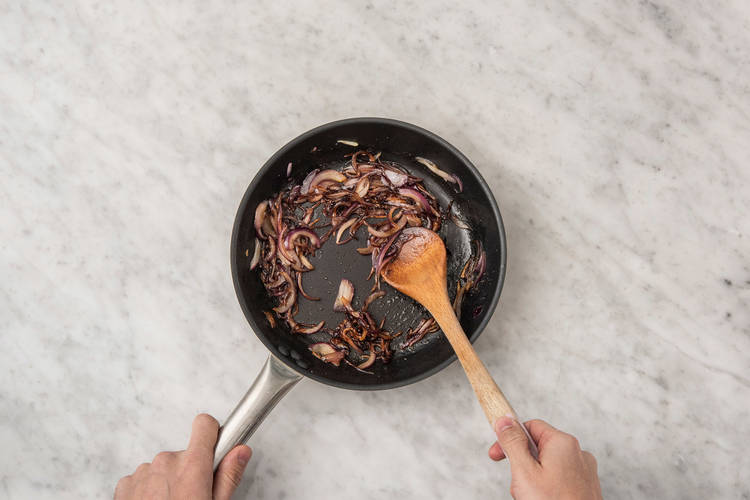 2 CARAMÉLISER LES OIGNONS