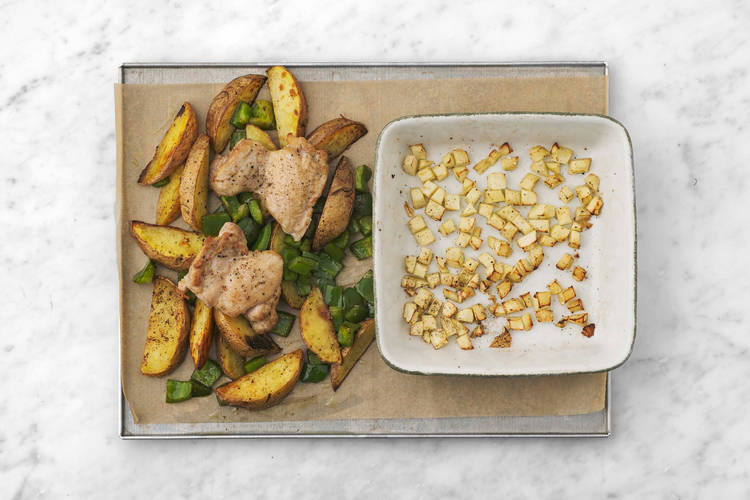 Hornea el pollo y la manzana