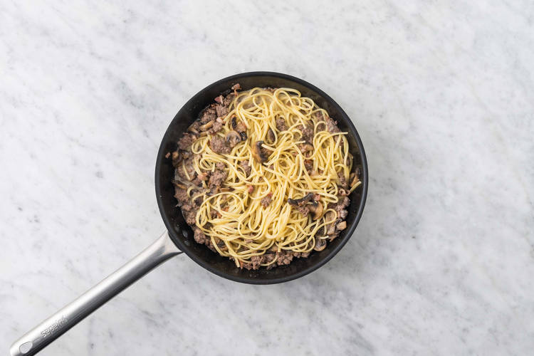 Terminer la sauce et assembler les pâtes