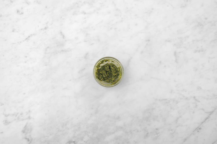 Assaisonner le pesto et terminer la soupe