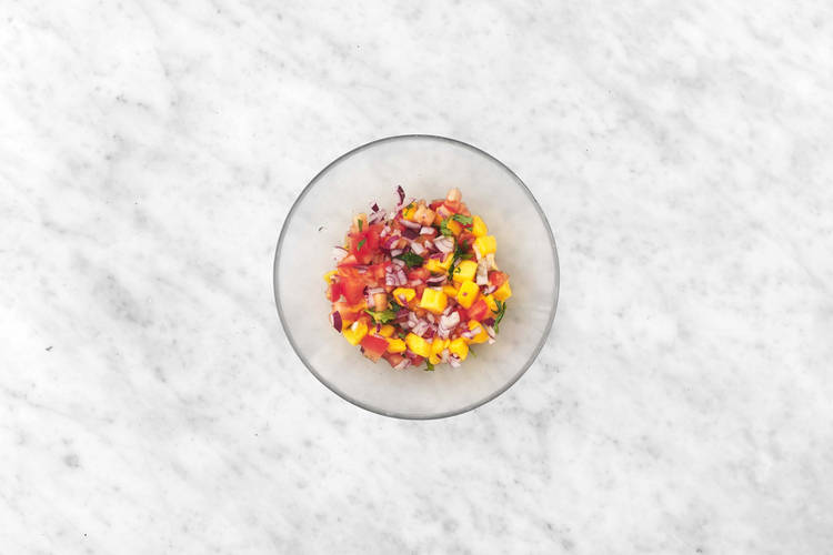 Préparer la salsa à la mangue