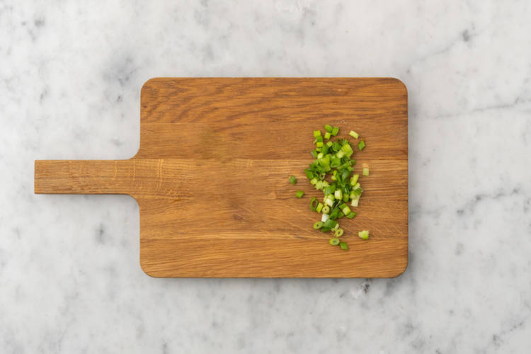 Frühlingszwiebel schneiden