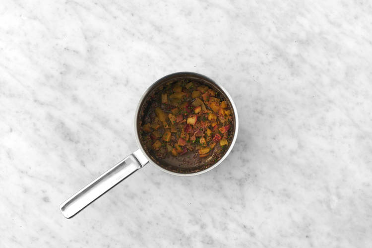 Préparer la relish aux pêches