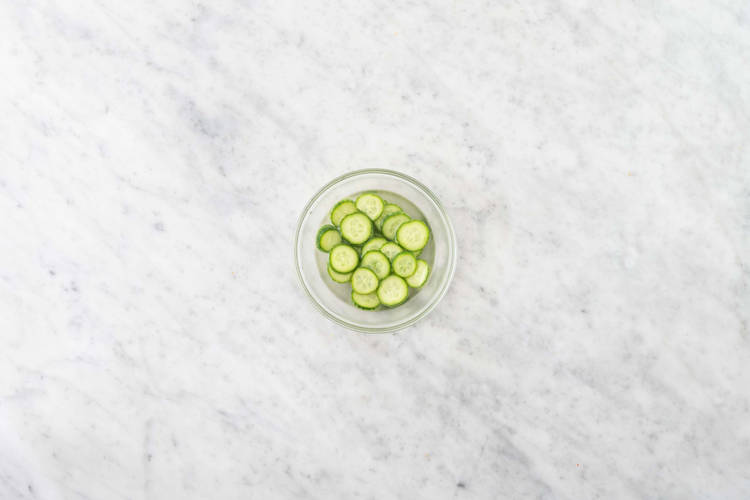 Préparer la sauce et mariner les concombres