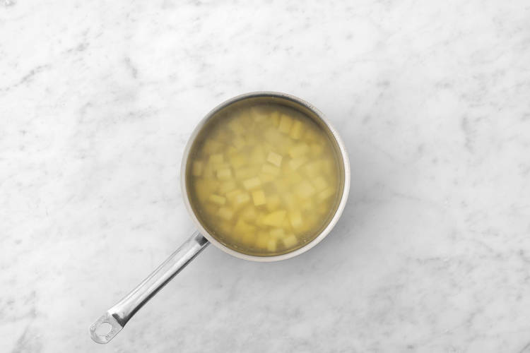 Cuire le bacon et commencer la purée