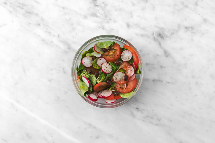 Condire l'insalata e preparare la salsa