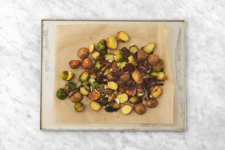 Garnir les pommes de terre et les choux de Bruxelles