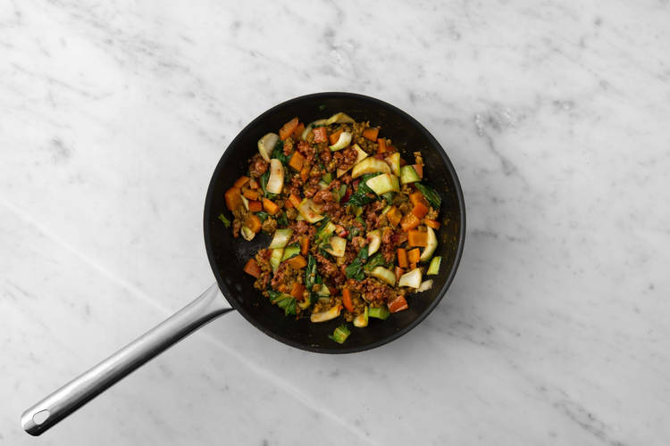 Cuire les légumes et assaisonner le porc