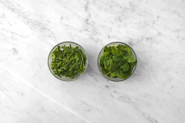 Skölj rucola och spenat