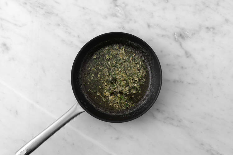 Préparer et mélanger le beurre à l’ail et au citron