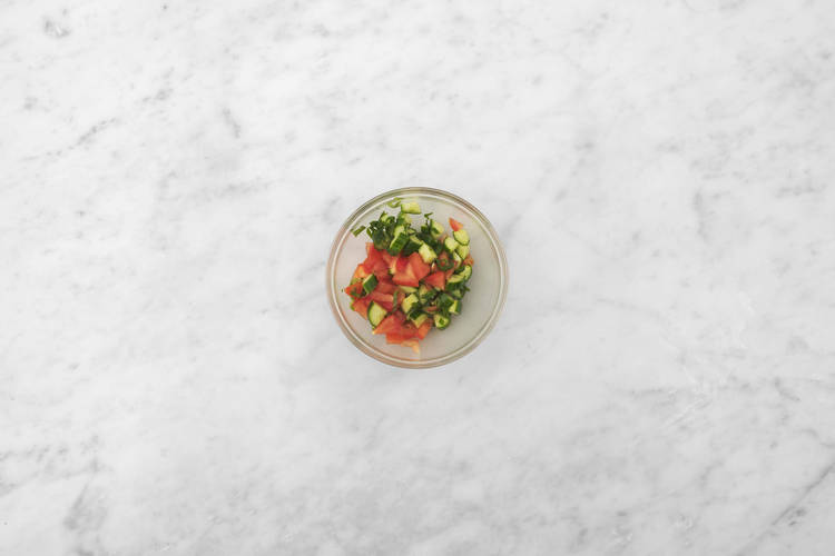 Préparer la salsa de concombres