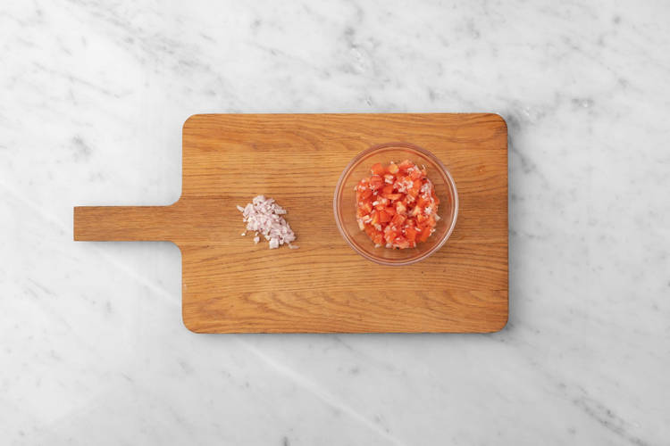 Prepara el pico de gallo