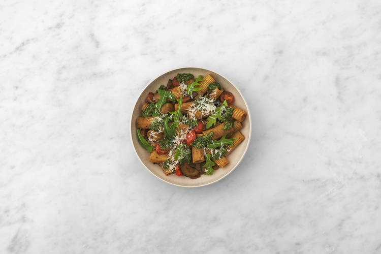 Prepara el pesto y emplata