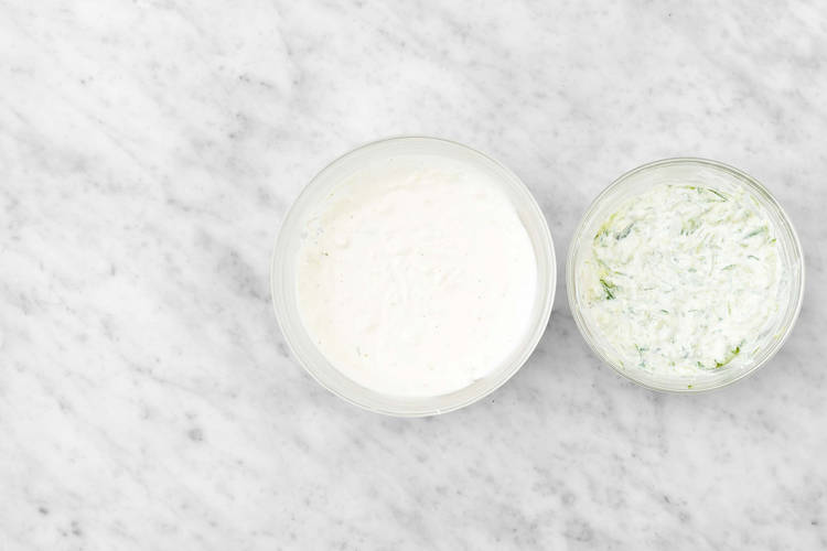Gör tzatziki och ostdipp