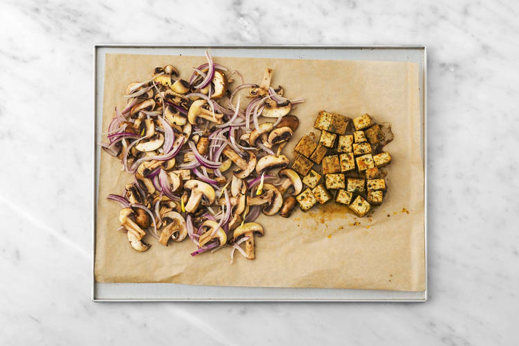 Pilze und Zwiebeln mitrösten