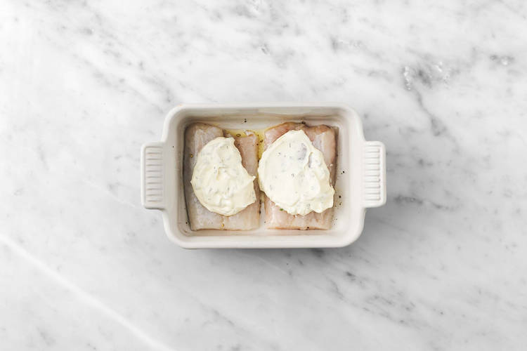 Adereza y hornea la merluza