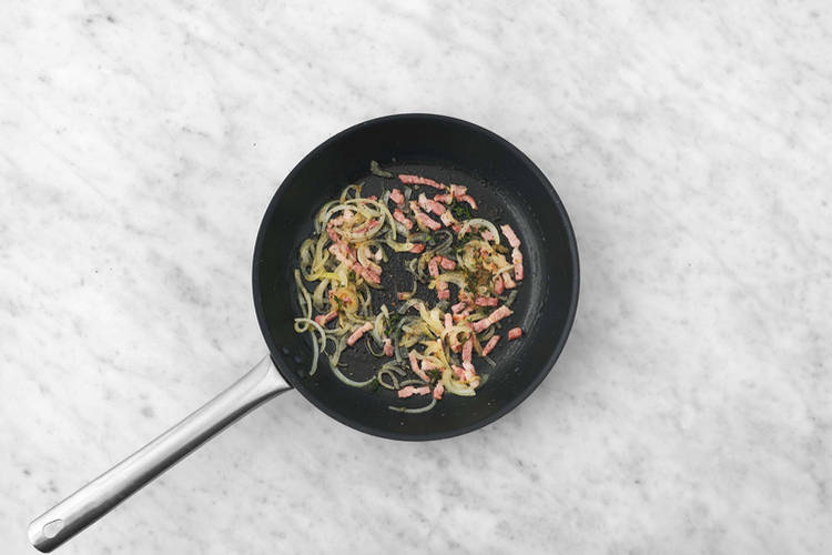 Cuire l'oignon et le lard