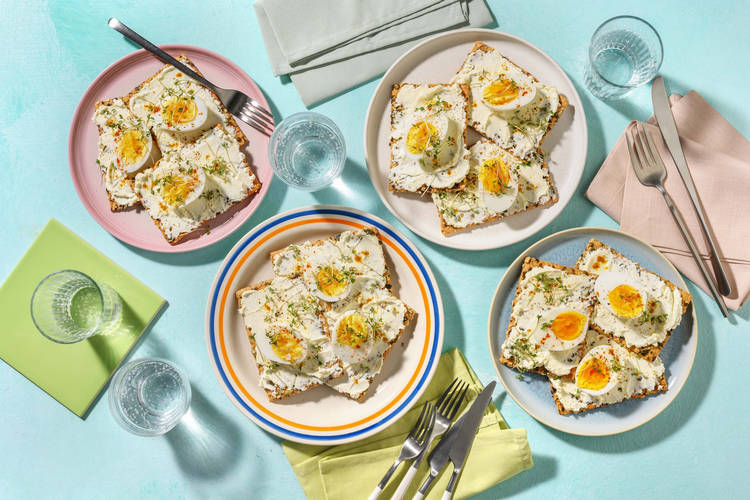 Crackers met gekookte eieren en tuinkers