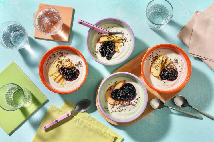 Yoghurtbowls met appel en bosbessenjam