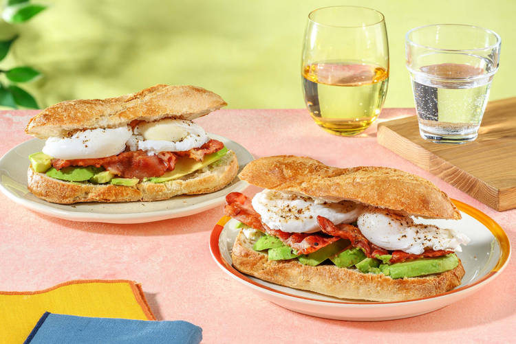 Baguettes garnies de lard et œufs pochés