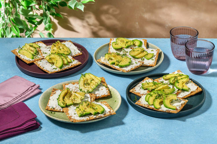 Crackers met avocado en verse geitenkaas