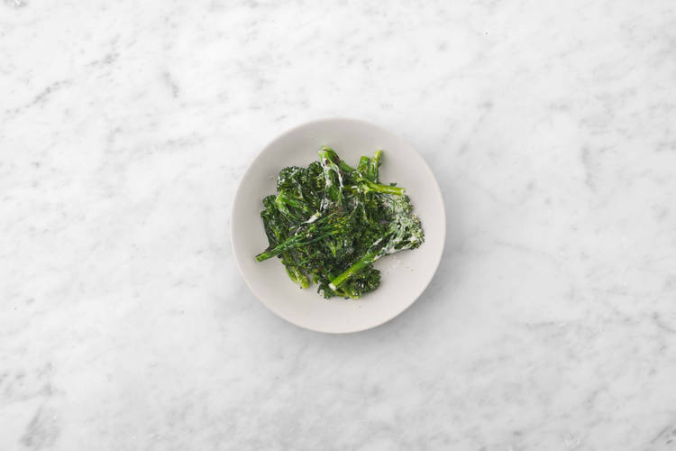 Griller et assaisonner le broccolini