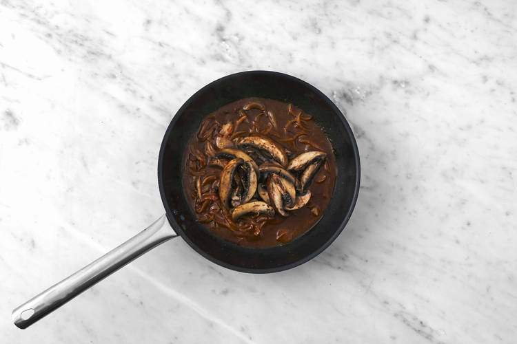 Mélanger la garniture aux champignons