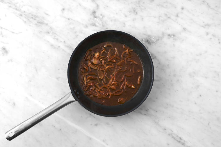 Cuire les légumes et préparer la sauce