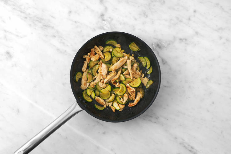 Hähnchen und Gemüse anbraten