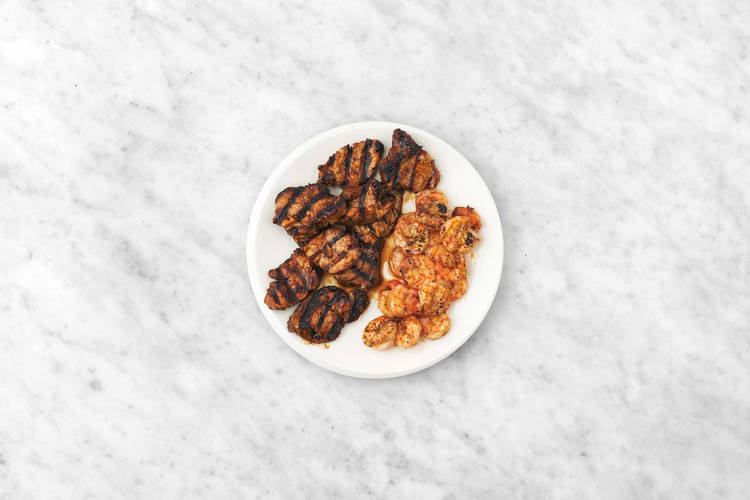 Grilla kött och räkor