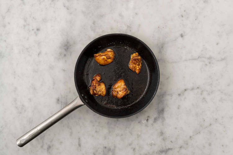 Enrober l’émincé protéiné à  base de plantes