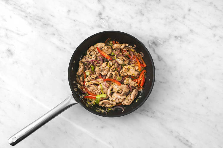 Groenten en kip bakken