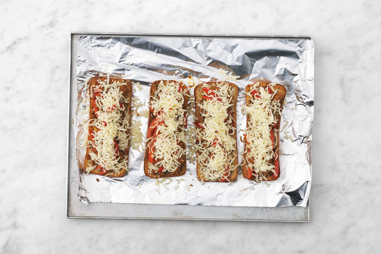 Assembler les sandwichs à la saucisse