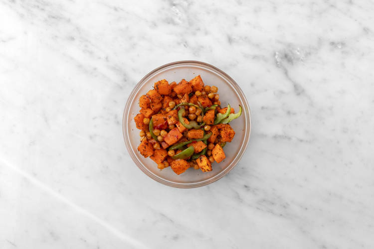 Gemüse und Dressing vermengen 