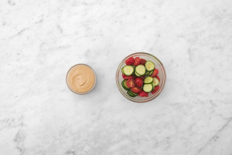 Préparer la salade et la sauce BBQ-mayo